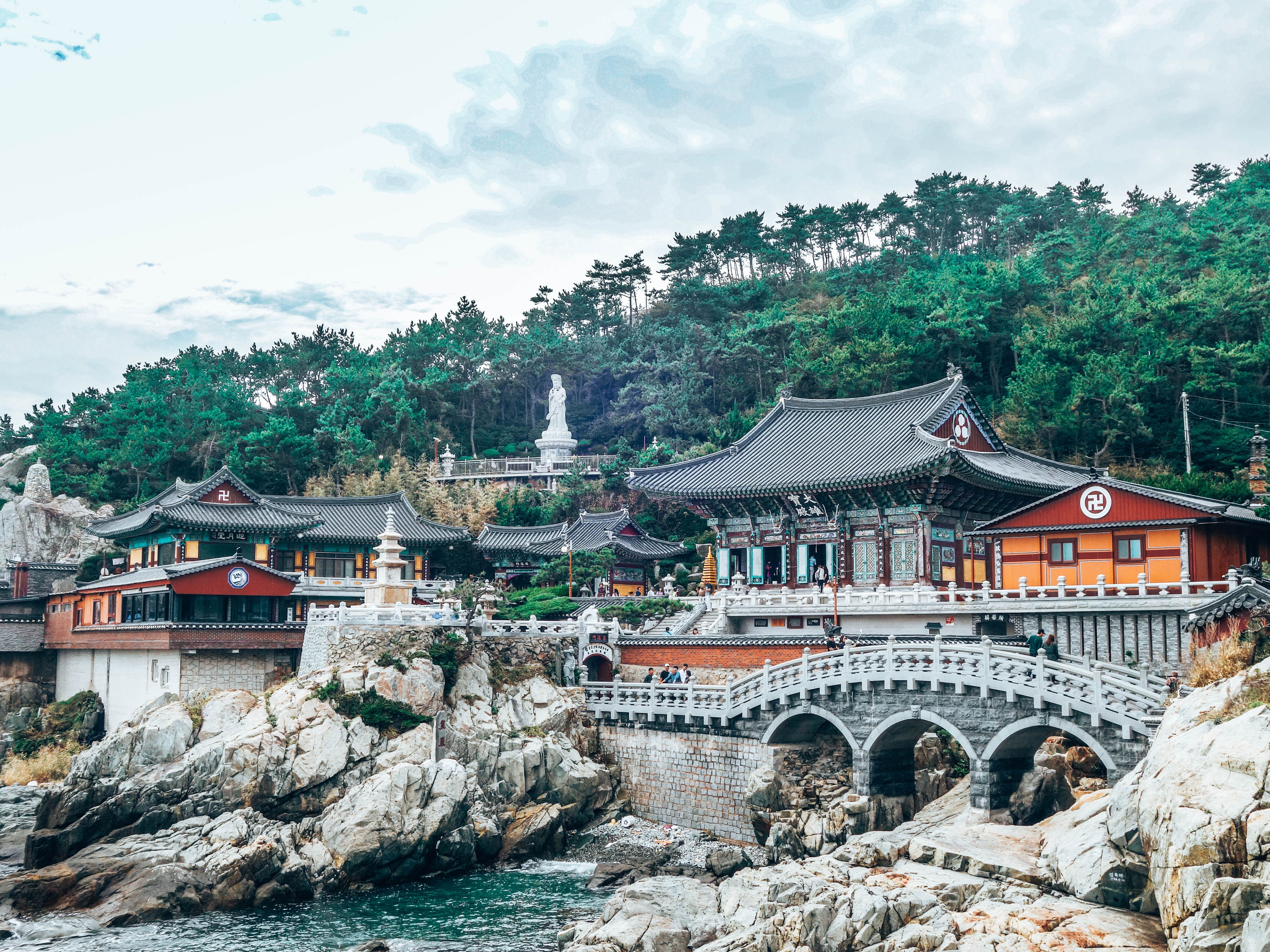 Haedong Yonggunsa Temple on the coast of Busan - Wediditourway.com
